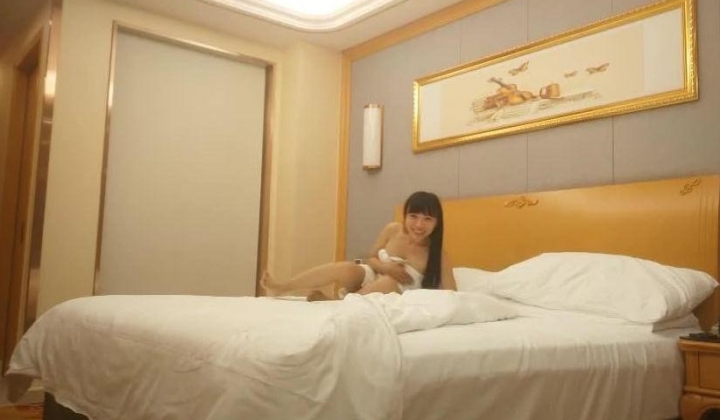 【换妻传媒】，33岁良家夫妻，色情游戏，交杯酒调情，渐入佳境互换