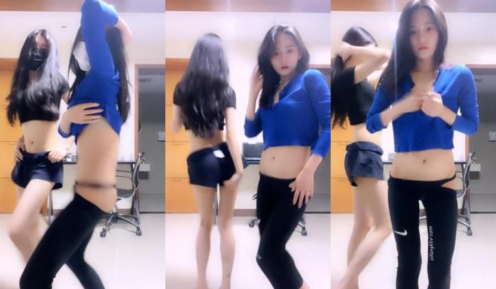 【最美极品流出】巨乳网红 抖音红人『周大萌』最新露点玩穴私拍流出 表情到位特骚 完美露脸 第一弹