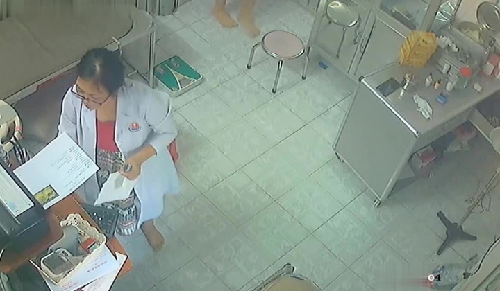 黑客破解医院妇科监控摄像头偷拍 男医生做B超阴超磨蹭温柔插入眼镜少妇不好意思看