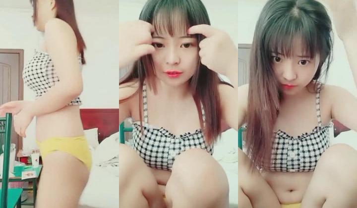 大眼睛超级小可爱 还有那一对挺坚的巨乳 童颜巨乳的完美化身 身材丰满又紧凑的 没有哪个宅男不贪恋她的身体