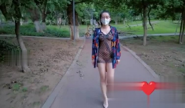 推特【桔梓】露出博主，户内外露出自慰学母狗撒尿，小区公园商场，颜值还不错，身材好胆子大