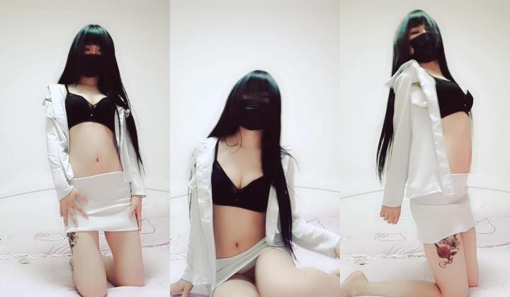 推特女神福利姬【00后大队长】未流出土豪私拍视图合集，情趣制服紫薇销魂可撸精尽人亡的节奏
