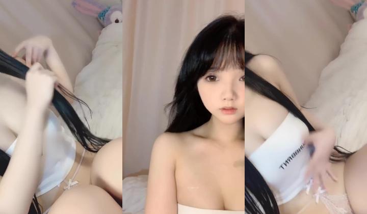 萌萌哒可爱校花学妹【嗯嗯嗯啊】完美咪咪！~小粉穴无污染~看这眼神，你扛得住？？