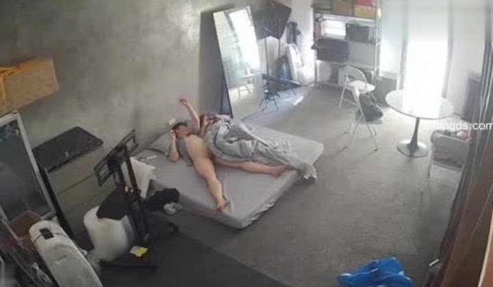 黑客破解家庭网络摄像头偷拍住毛坯房的年轻情侣疯狂做爱有时一天做爱几次