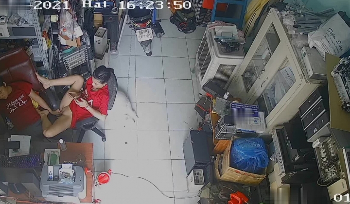 黑客破解摄像头监控偷拍 电脑维修店内夫妻口爆啪啪 超刺激！
