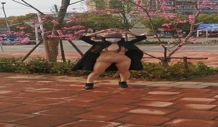 万人求购，推特反差婊，顶级绿帽骚妻【嫂子爱露出】一女战多男，群P大乱交，捆绑调教野战