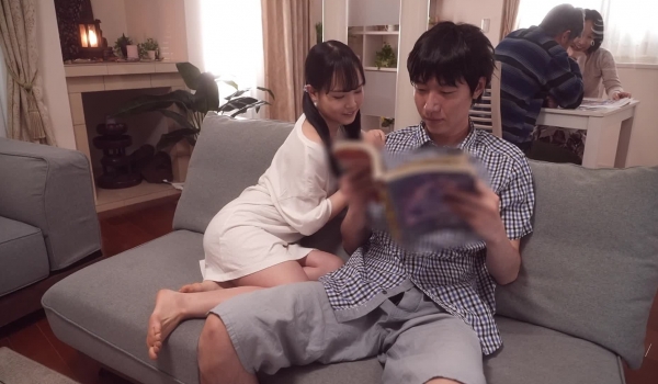 HMN-221 パパとママが至近距離にいてもお兄ちゃんの大きなシャツ借りて求愛抱っこSEXで逃がさず何発も膣射させる痴女っこロ●ータ義理妹 工藤ララ