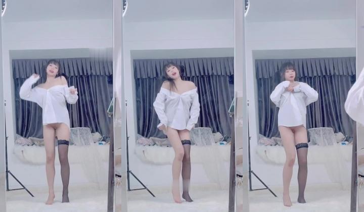 最新全网求档！【咬一口兔娘】黏黏团子兔！终极定制吐血放送（4V）最新首发【网曝热门事件抖音热瓜】新疆阿勒泰雪圈滑雪教练和女学员黄绿AK缆车上口爆啪啪私拍流出