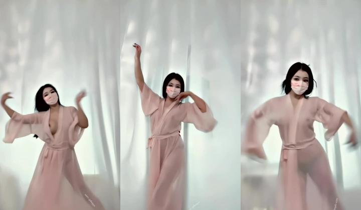 青春无敌，抖音风艺校美少女【杨晓花】定制福利，露脸露点，各种热门BGM裸舞
