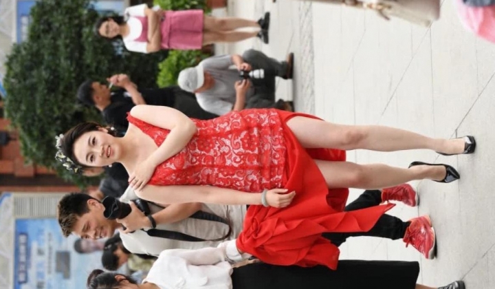 搜集3部偷拍穿婚纱的漂亮准新娘们如厕嘘嘘,偷看别人老婆就是刺激
