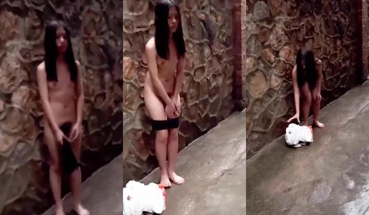 校园霸凌-可怜的女孩只因偷喝了一点舍友的营养快线,就被舍友扒光衣服强迫她把剩下的灌进逼里去,还要求赔一百块钱
