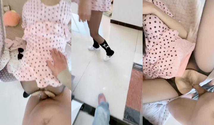 淫腿女神小姨子 - 小姨子上厕所放尿没关门 骚骚的开档黑丝勾引勃起 上车骑茎车震插出白浆 内射极品榨精骚逼