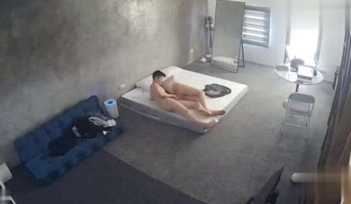 黑客破解家庭网络摄像头偷拍住毛坯房的年轻情侣疯狂做爱有时一天做爱几次
