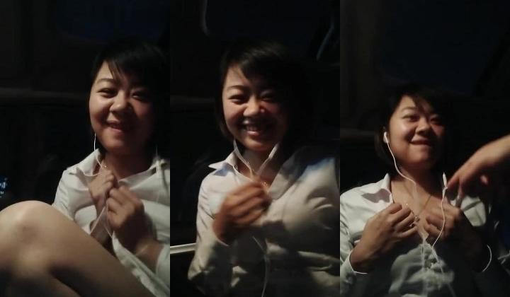 售楼部小姐姐露脸玩个刺激的与小哥哥户外车震，还来着大姨妈就开搞，被大鸡巴草完了赶紧去厕所，尿尿都滴血
