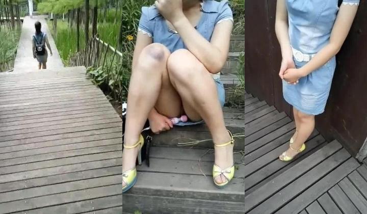 国产自拍强片推荐作品--带着少妇情人景区玩露出自慰被路人发现吓尿了,站起来就跑,边跑边穿内裤！国语对白！