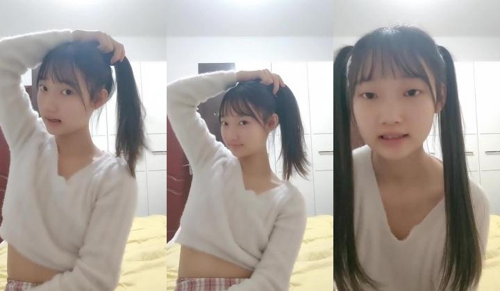 重磅推荐！19岁清纯学生！超级可爱~【你的学妹】，独自在家锁上门，闺房里换装自慰，撒尿特写