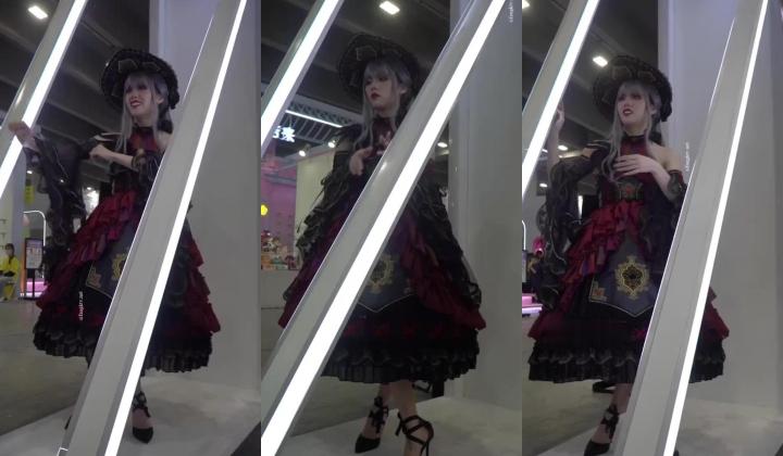 偷窥漂亮美眉 人家在拍美美的 你跑人家裙子里面了 花内内 饱满的小屁屁