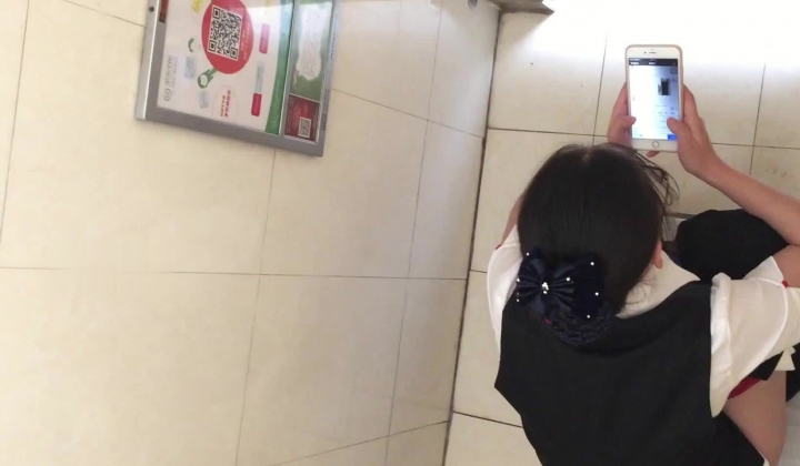 厕拍鼻祖精品原创大神【车夫】大学校园篇，直接勇闯女厕现场实拍多角度，找机会再拍个露脸