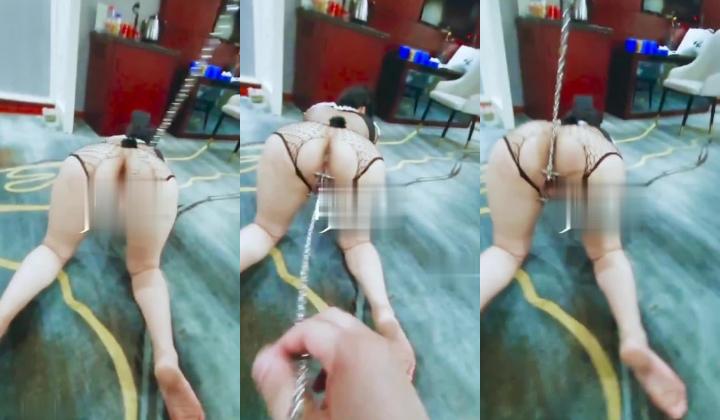 顶级调教大神，回归携多位少妇母狗调教，刺激花式玩法「海与迟」165车模冷白皮黑丝母狗车展当晚拿下，抽逼奴性M配合度非常高