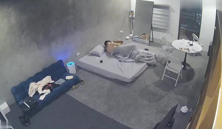 黑客破解家庭网络摄像头偷拍住毛坯房的年轻情侣疯狂做爱有时一天做爱几次