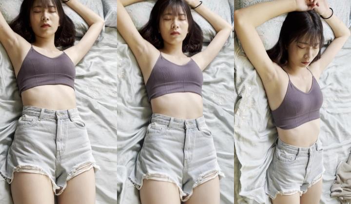 《重磅 模特私拍 泄密》学院派系列 极品长腿清纯大学生美眉私拍~换衣服时被偸拍~摄影师加钱对着美腿撸一发
