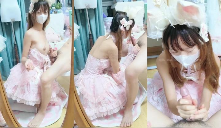 淫欲反差美少女 镜子前后入粉色洛丽塔小可爱 看着自己被操的样子害羞的不要不要的，母狗小可爱极度反差
