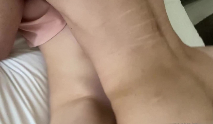 极品性瘾夫妇【mwwithherboyz】订阅，白皙苗条少女气息爆棚，各种无套性爱捣白浆