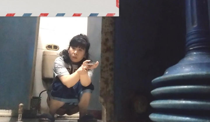 男扮女装淡定坑神国产无门女公厕当面对着拍有年轻漂亮美女有良家少妇有熟女多个年龄段