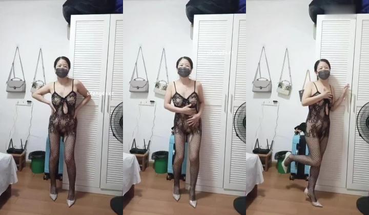 【抖音泄密】，江西人妻，【丈母娘】，家中脱光展示，骚穴特写还有些粉，推荐！