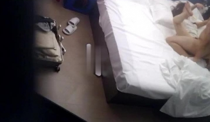酒店偷拍 情趣内衣气质少妇被胖男爆操无套内射逼里呻吟给力