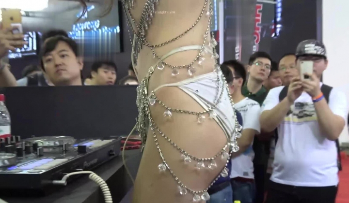 广州车展色魔摄影师各种刁钻角度偷拍 众多车模小姐姐各种不经意间的走光
