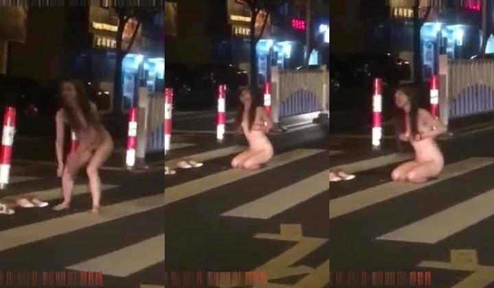 最新门事件醉酒女半夜脱光光在马路中间模拟性交被路过的司机按喇叭围观喝彩