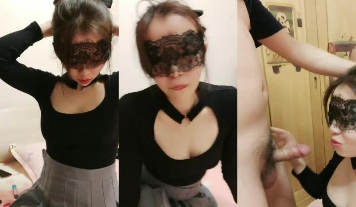 想吃棒棒糖圆润大屁股美臀少妇激情啪啪，舔屌乳交白丝高跟鞋翘起屁股，第一视角后入撞击肥臀，开档黑丝短裙骑乘揉捏