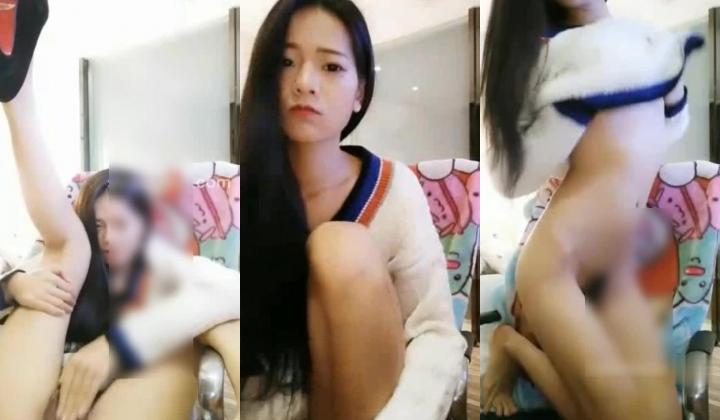宅男女神外表清纯高颜值美女主播露脸自慰高潮飙水豹纹情趣装与炮友啪啪啪还问“老公我逼骚不骚使点劲呗”