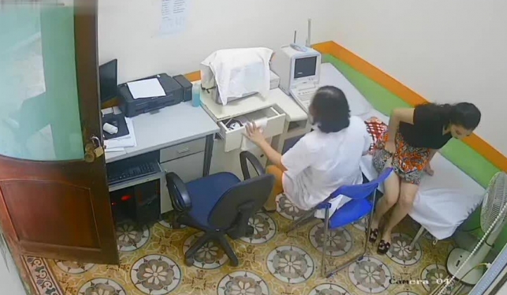 医院摄像头偷拍妇科阴超检查,妙龄少妇小媳妇们被超长设备插入阴道,疼得直咧嘴,最后捂着肚子颤颤巍巍走出来