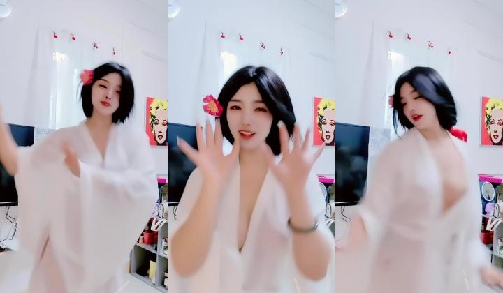 青春无敌，抖音风艺校美少女【杨晓花】定制福利，露脸露点，各种热门BGM裸舞