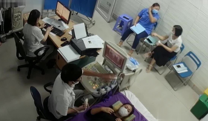 黑客破解医院妇科监控摄像头偷拍 男医生做B超阴超磨蹭温柔插入眼镜少妇不好意思看