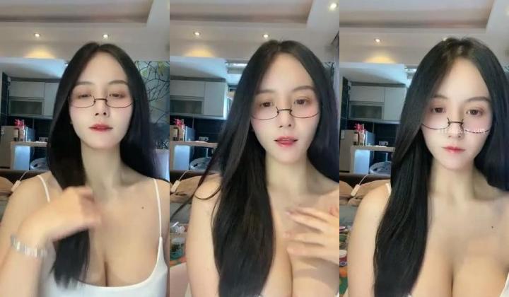 重磅！顶级绿播下海~【棉MM】全网最美女神！绝对秒射~狂撸~眼镜反差婊， 这对大白兔强烈推荐！！