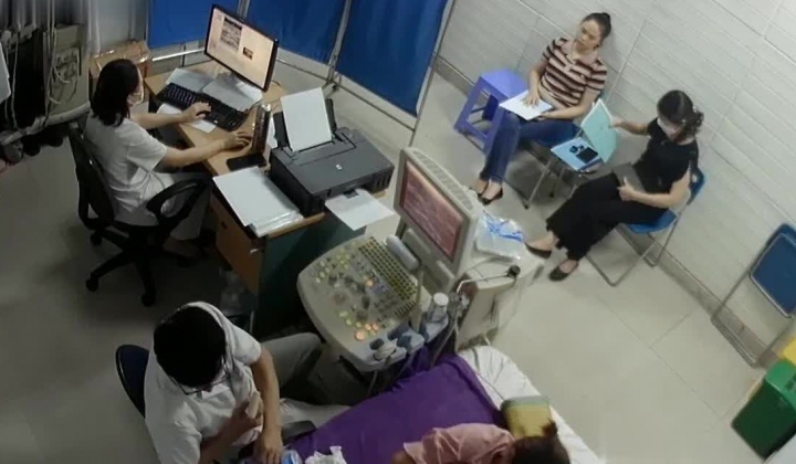 黑客破解医院妇科监控摄像头偷拍 男医生做B超阴超磨蹭温柔插入眼镜少妇不好意思看
