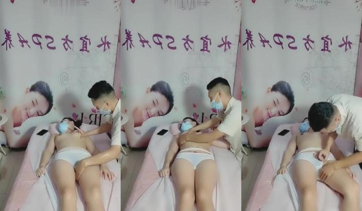 按摩店小哥玩弄骚逼女顾客，揉奶抠逼强制她给口交大鸡巴，直接在按摩床上爆草配合小哥抽插，叫声骚浪刺激