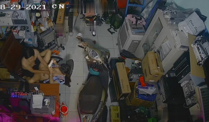 黑客破解摄像头监控偷拍 电脑维修店内夫妻口爆啪啪 超刺激！