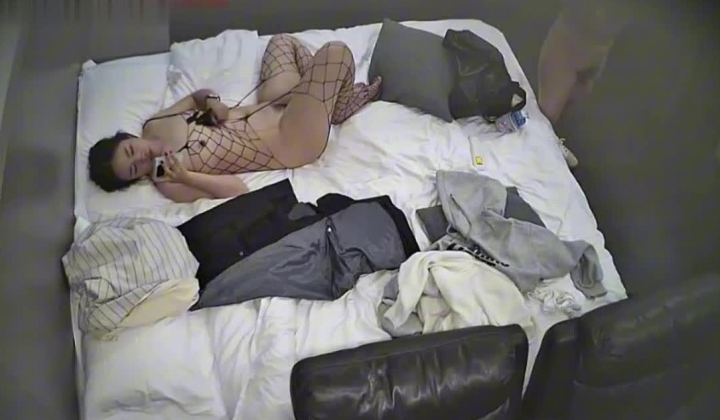 天眼偷拍 这小美女有点东西哟 里面直接大镂空渔网情趣内衣套装 这是直接准备好出来挨操的呀