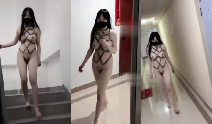 SM露出爱好者『洛可可』路边放荡性母狗爬行，对车辆露出屁股和肛塞尾巴，请过往车辆照亮雪白的屁股和小菊花夹着的尾巴