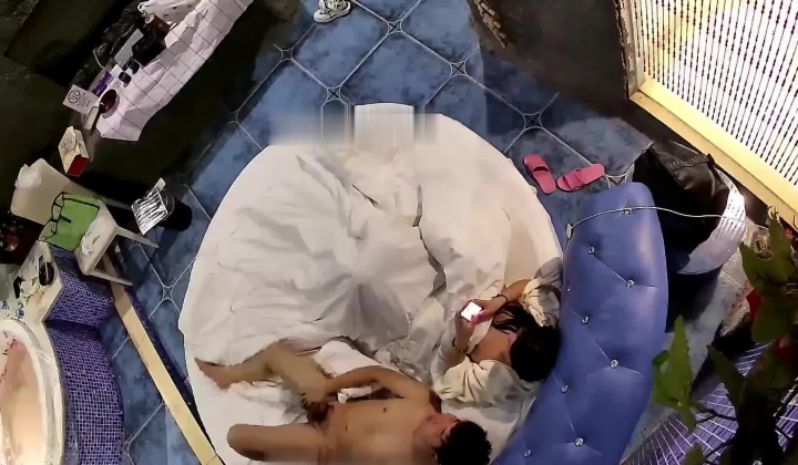酒店浴缸房偷拍 小夫妻吃着外卖鸳鸯浴，丈夫细致的给老婆搓澡洗屁股