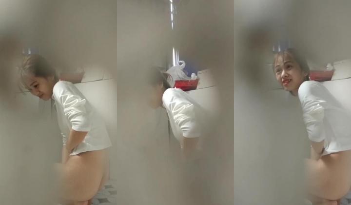和小姨子逛街逛到一半,小姨子说大姨妈来了,没带卫生巾,要回去换裤子,在厕所把裤子脱光了把逼洗的很干净