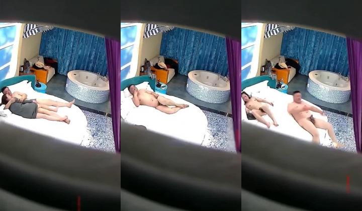 企业老总腐败大叔精品套房约会打扮高贵出轨气质少妇饥渴难耐先内射一炮休息一会用道具互慰又搞一炮