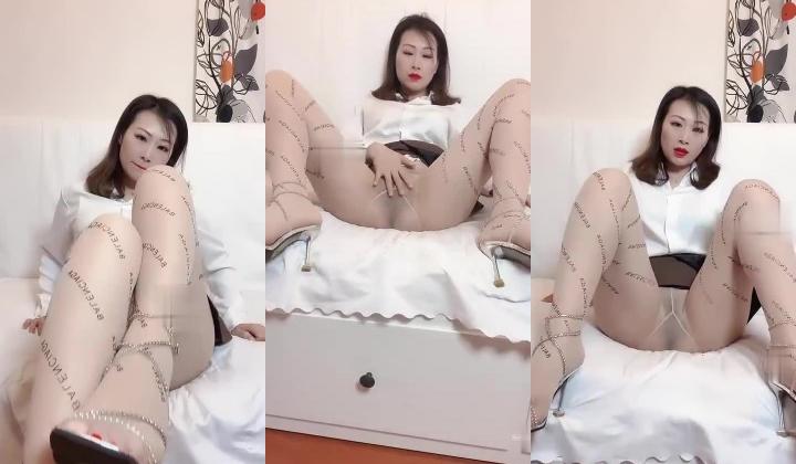 快手丝足熟女【辣菇凉三姐】双女诱惑露脸发骚勾引粉丝，各种服装尽饱眼福