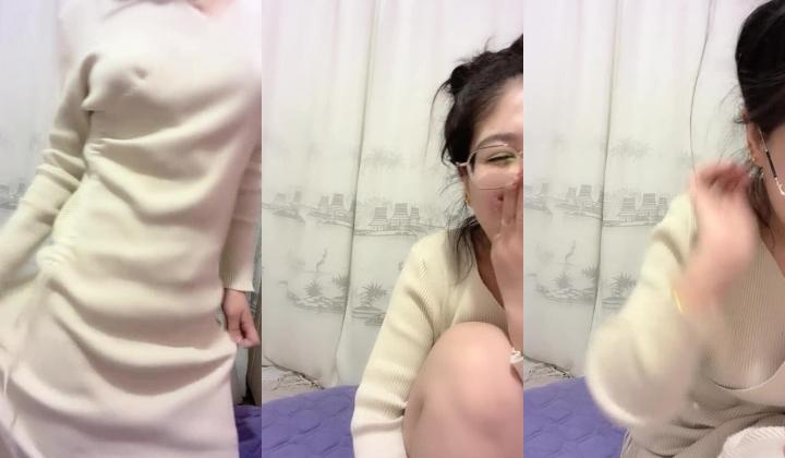 猎奇圈内部分享热门视频极品大奶子哺乳期的奶妈疯狂露出自摸挑逗赚奶粉钱