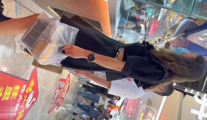 商场偷拍美女裙底风光 ️长裙靓女一直盯着镜头看白色内内超清上下通透长裙靓女独自逛街黑色半透明内内隐约露B