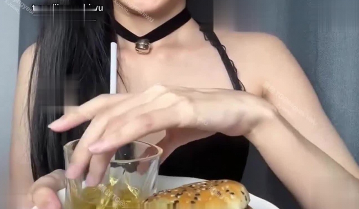 重口警告！瞠目结舌！把堂妹调教成为吃精液和尿液母狗！妹妹的精液食物吃播
